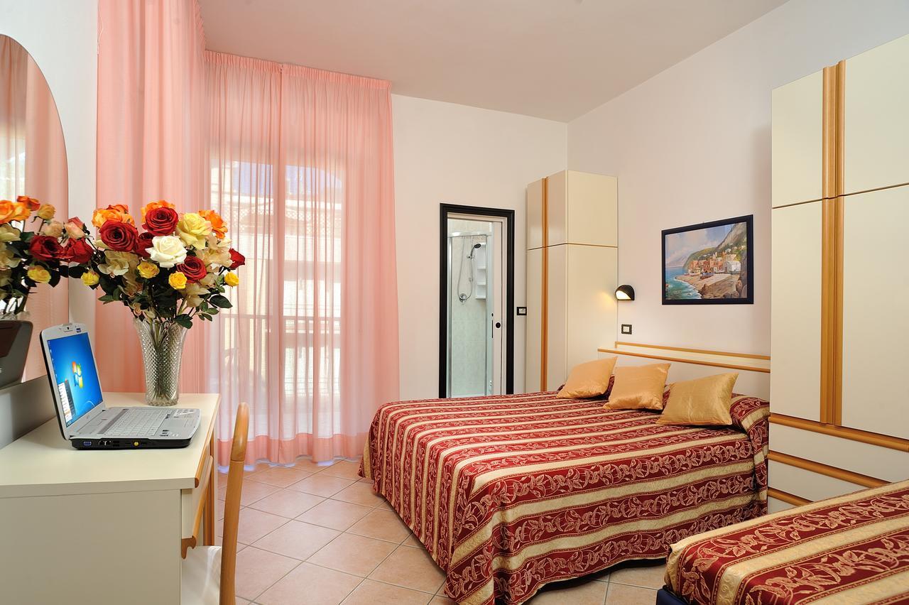 Hotel Amedeo Misano Adriatico Luaran gambar